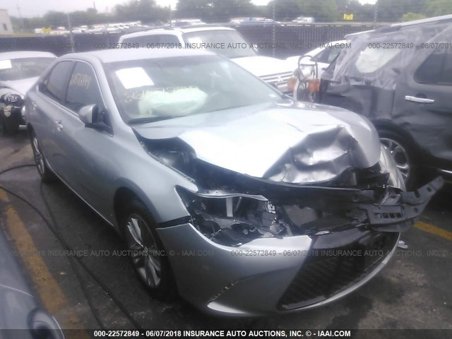 4T1BF1FK7HU298083 - 2017 TOYOTA CAMRY LE/XLE/SE/XSE 银色 照片 1