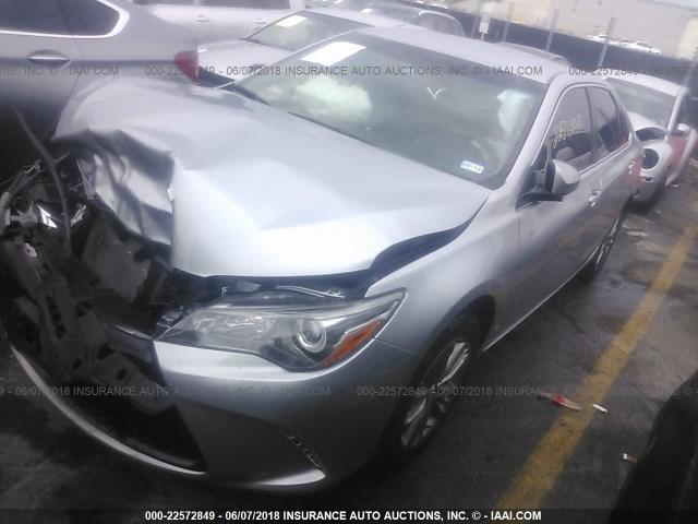 4T1BF1FK7HU298083 - 2017 TOYOTA CAMRY LE/XLE/SE/XSE 银色 照片 2
