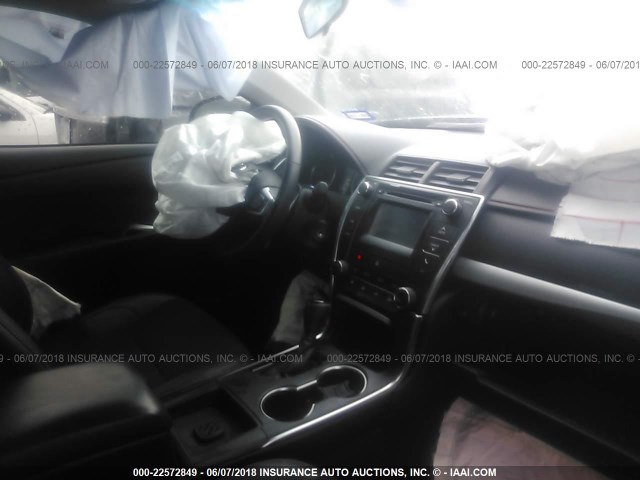 4T1BF1FK7HU298083 - 2017 TOYOTA CAMRY LE/XLE/SE/XSE 银色 照片 5