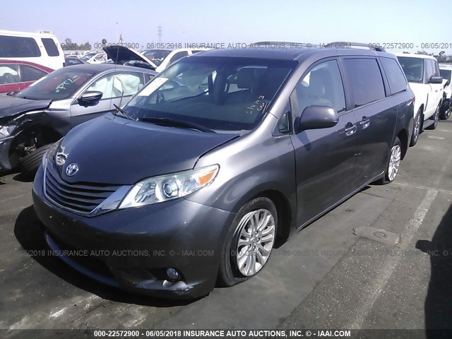 5TDYK3DC6CS238102 - 2012 TOYOTA SIENNA XLE/LIMITED GRAY photo 2