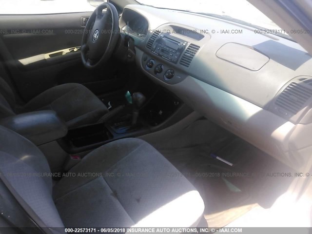 4T1BF30K82U033278 - 2002 TOYOTA CAMRY LE/XLE/SE ოქროსფერი ფოტო 5