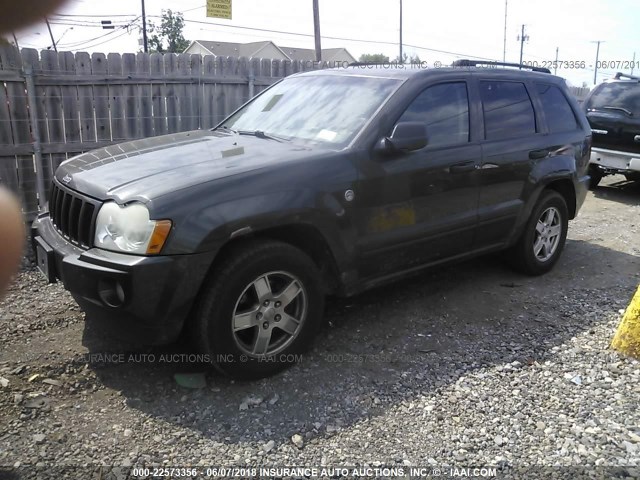 1J4HR48N26C262166 - 2006 JEEP GRAND CHEROKEE LAREDO/COLUMBIA/FREEDOM GRAY photo 2