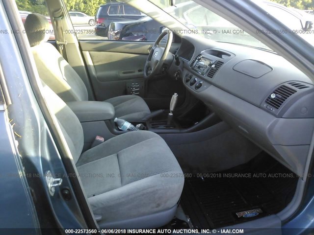 4T1BF32K24U574102 - 2004 TOYOTA CAMRY LE/XLE/SE ლურჯი ფოტო 5