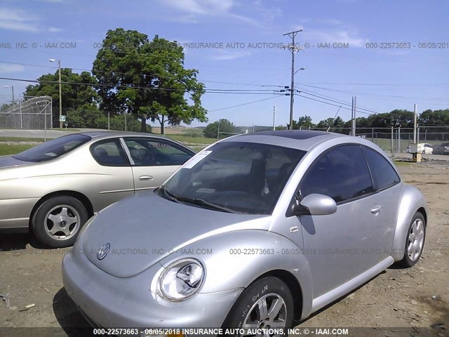 3VWDD21C02M417545 - 2002 VOLKSWAGEN NEW BEETLE GLX 银色 照片 2