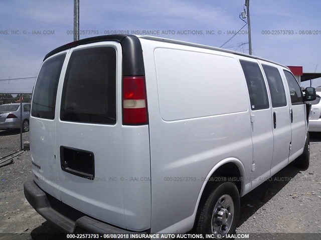 1GCHG35K191175763 - 2009 CHEVROLET EXPRESS G3500  WHITE photo 4