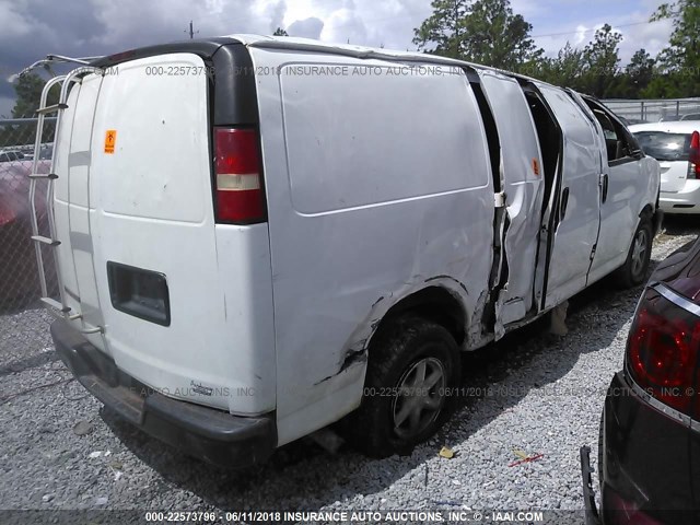 1GCFG15X571157559 - 2007 CHEVROLET EXPRESS G1500  WHITE photo 4