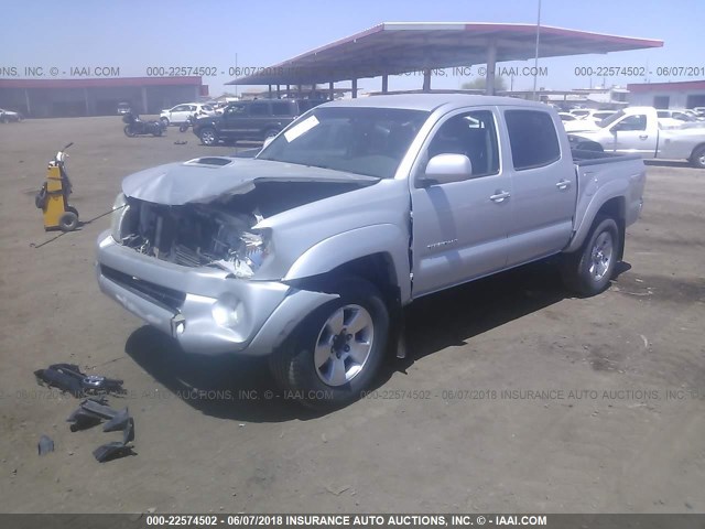 3TMLU42N28M017473 - 2008 TOYOTA TACOMA DOUBLE CAB ვერცხლისფერი ფოტო 2