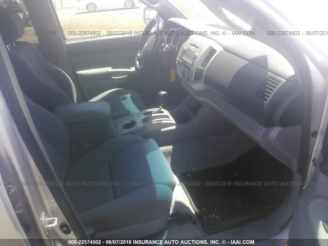 3TMLU42N28M017473 - 2008 TOYOTA TACOMA DOUBLE CAB ვერცხლისფერი ფოტო 5