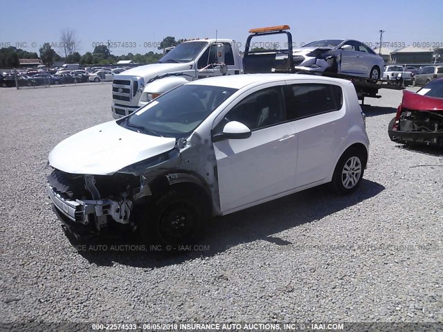 1G1JG6SH0H4143095 - 2017 CHEVROLET SONIC WHITE photo 2