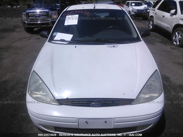 3FAFP3134YR213941 - 2000 FORD FOCUS ZX3 WHITE photo 6