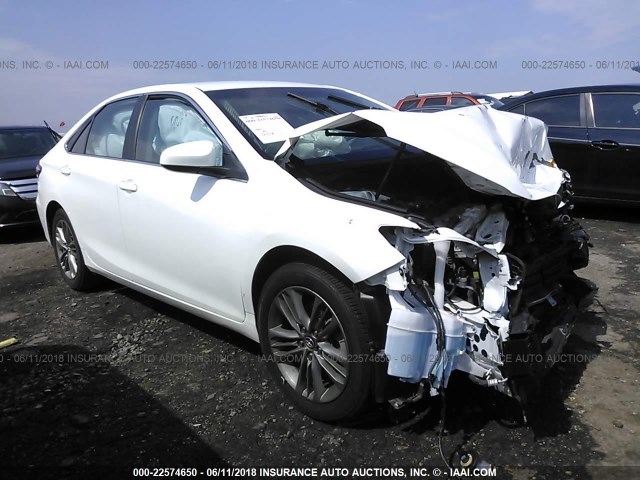 4T1BF1FK5GU575876 - 2016 TOYOTA CAMRY LE/XLE/SE/XSE WHITE photo 1