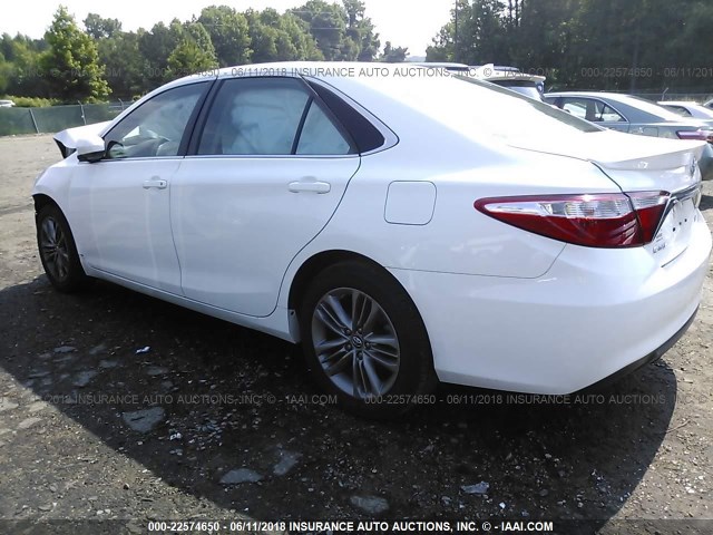 4T1BF1FK5GU575876 - 2016 TOYOTA CAMRY LE/XLE/SE/XSE WHITE photo 3