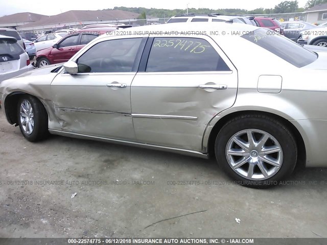 2C3KA63H18H260493 - 2008 CHRYSLER 300C TAN photo 6