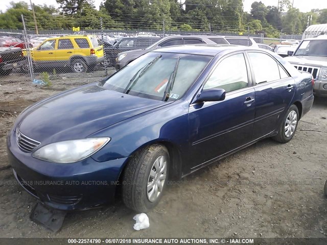 4T1BE32K95U096619 - 2005 TOYOTA CAMRY LE/XLE/SE ლურჯი ფოტო 2