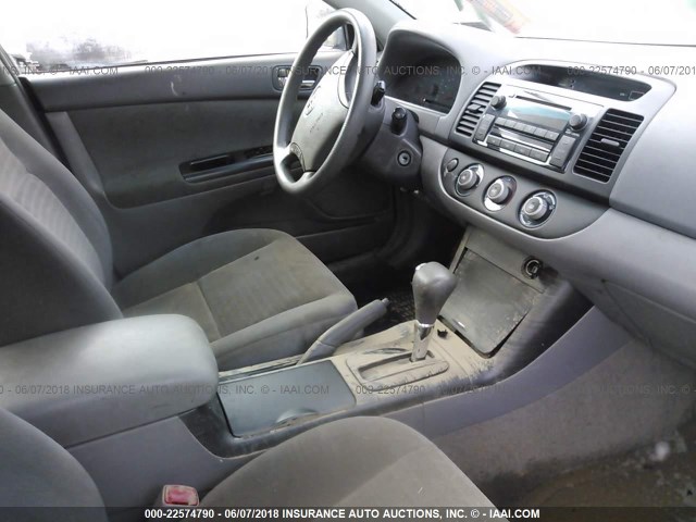 4T1BE32K95U096619 - 2005 TOYOTA CAMRY LE/XLE/SE ლურჯი ფოტო 5