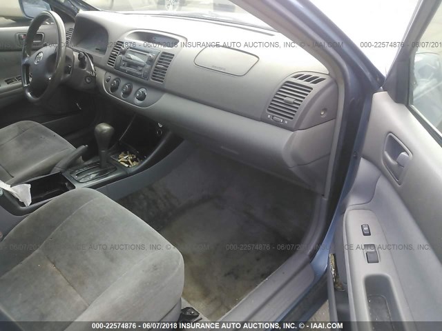 JTDBE32K940275088 - 2004 TOYOTA CAMRY LE/XLE BLUE photo 5