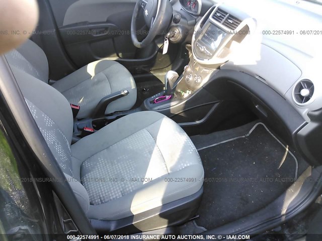 1G1JB5SH4H4135381 - 2017 CHEVROLET SONIC LS 黑色 照片 5