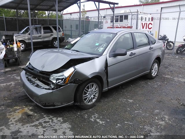 1FAHP35N08W280117 - 2008 FORD FOCUS SE/SEL/SES GRAY photo 2