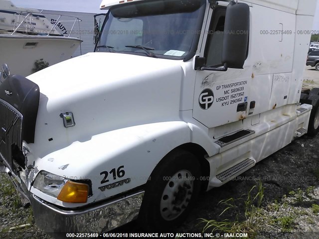 4V4NC9GH61N307159 - 2001 VOLVO VN L WHITE photo 2