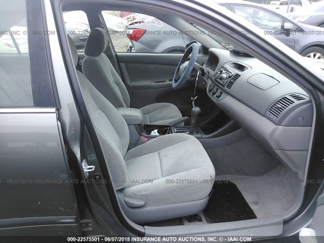 4T1BE32K94U814328 - 2004 TOYOTA CAMRY LE/XLE/SE ნაცრისფერი ფოტო 5
