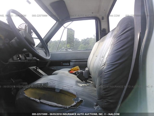 1GBK7H1D6XJ100827 - 1999 CHEVROLET C-SERIES C7H042 WHITE photo 5