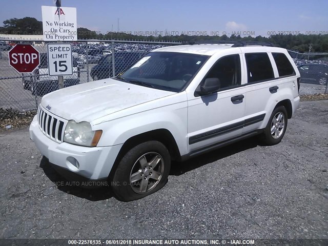 1J4GS48K15C682988 - 2005 JEEP GRAND CHEROKEE LAREDO/COLUMBIA/FREEDOM WHITE photo 2