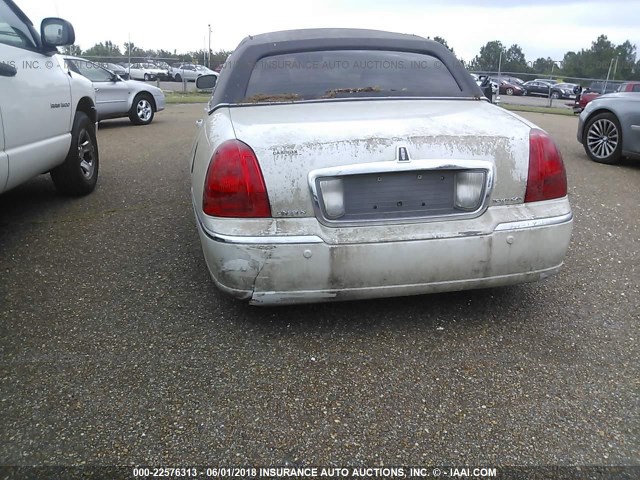 1LNHM83W84Y664555 - 2004 LINCOLN TOWN CAR ULTIMATE WHITE photo 6