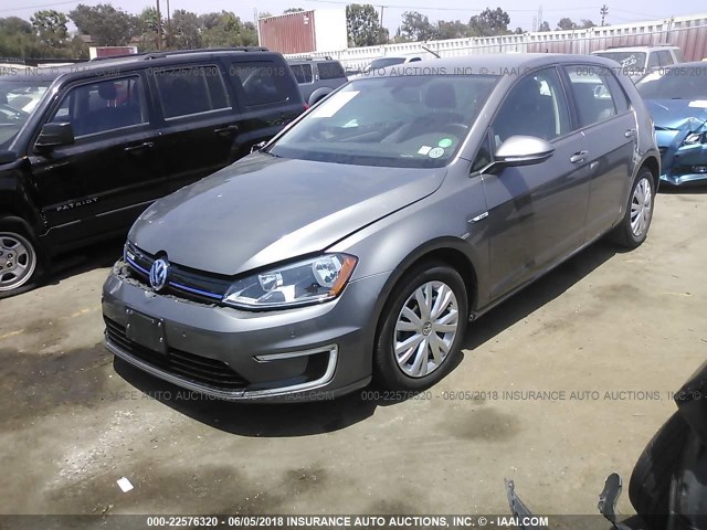 WVWKP7AUXFW906001 - 2015 VOLKSWAGEN E-GOLF LIMITED GRAY photo 2