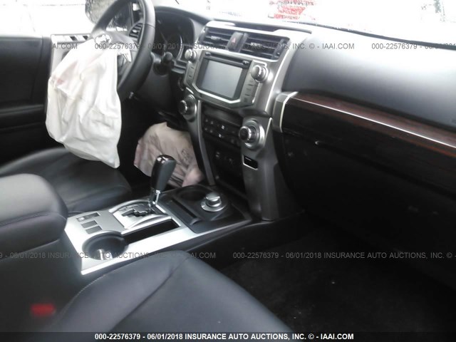 JTEBU5JR3H5419803 - 2017 TOYOTA 4RUNNER SR5 PREM/LTDL/TRAIL/TRD შავი ფოტო 5