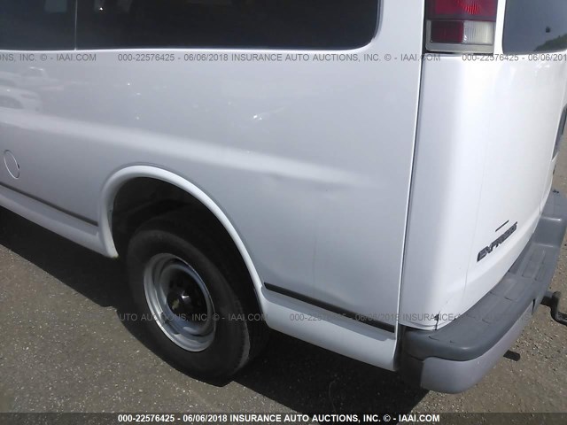 1GAGG25R511172087 - 2001 CHEVROLET EXPRESS G2500  WHITE photo 6