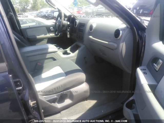 1FMFU16L24LB36958 - 2004 FORD EXPEDITION XLT მუქი ლურჯი ფოტო 5