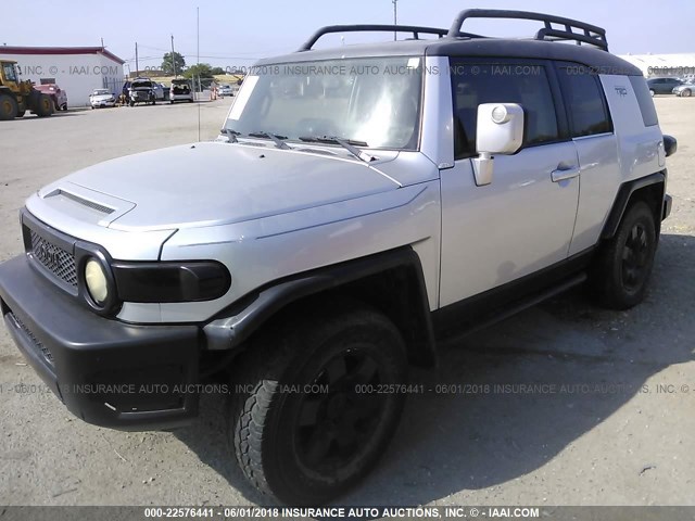 JTEBU11F270029740 - 2007 TOYOTA FJ CRUISER SILVER photo 2