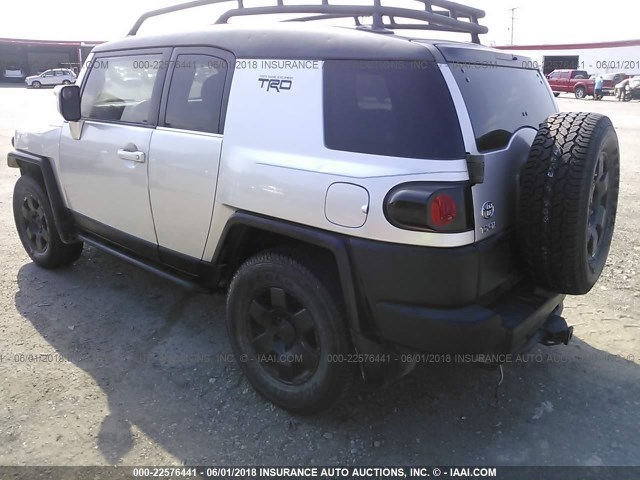 JTEBU11F270029740 - 2007 TOYOTA FJ CRUISER SILVER photo 3