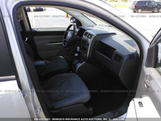 1J8FF47W07D583417 - 2007 JEEP COMPASS SILVER photo 5