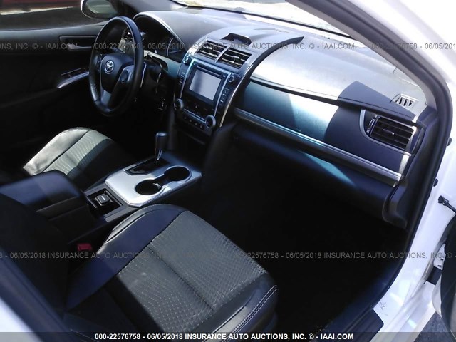 4T1BF1FK2CU114287 - 2012 TOYOTA CAMRY SE/LE/XLE თეთრი ფოტო 5