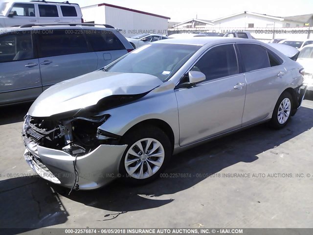 4T4BF1FK9FR471668 - 2015 TOYOTA CAMRY LE/XLE/SE/XSE SILVER photo 2
