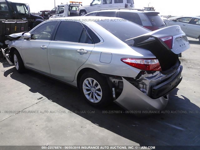 4T4BF1FK9FR471668 - 2015 TOYOTA CAMRY LE/XLE/SE/XSE SILVER photo 3