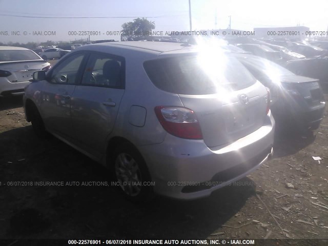 2T1KU4EEXBC616273 - 2011 TOYOTA COROLLA MATRIX  SILVER photo 3