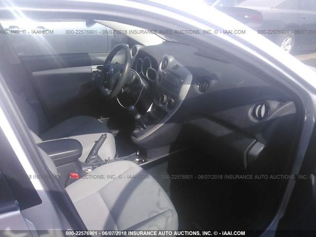 2T1KU4EEXBC616273 - 2011 TOYOTA COROLLA MATRIX  SILVER photo 5