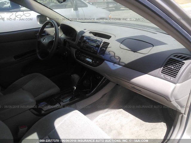 4T1BE30K42U050761 - 2002 TOYOTA CAMRY LE/XLE/SE ოქროსფერი ფოტო 5