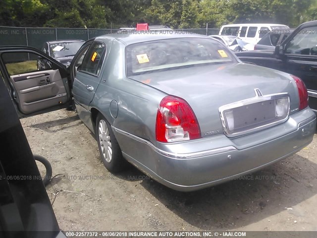 1LNHM82W65Y656716 - 2005 LINCOLN TOWN CAR SIGNATURE LIMITED Light Blue photo 3