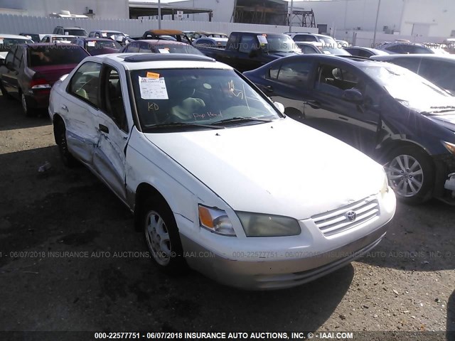4T1BG22K2WU860963 - 1998 TOYOTA CAMRY CE/LE/XLE WHITE photo 1