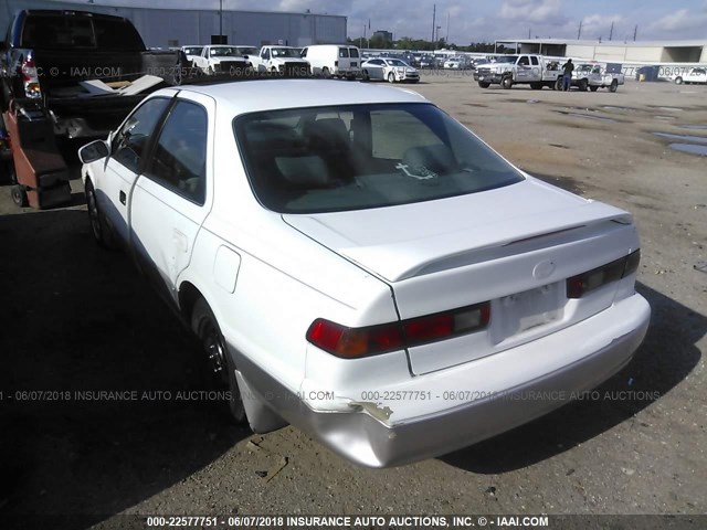4T1BG22K2WU860963 - 1998 TOYOTA CAMRY CE/LE/XLE WHITE photo 3
