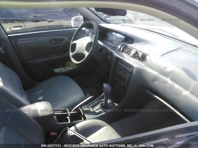 4T1BG22K2WU860963 - 1998 TOYOTA CAMRY CE/LE/XLE WHITE photo 5