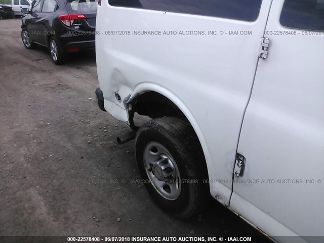 1GAGG25U941161893 - 2004 CHEVROLET EXPRESS G2500  WHITE photo 6