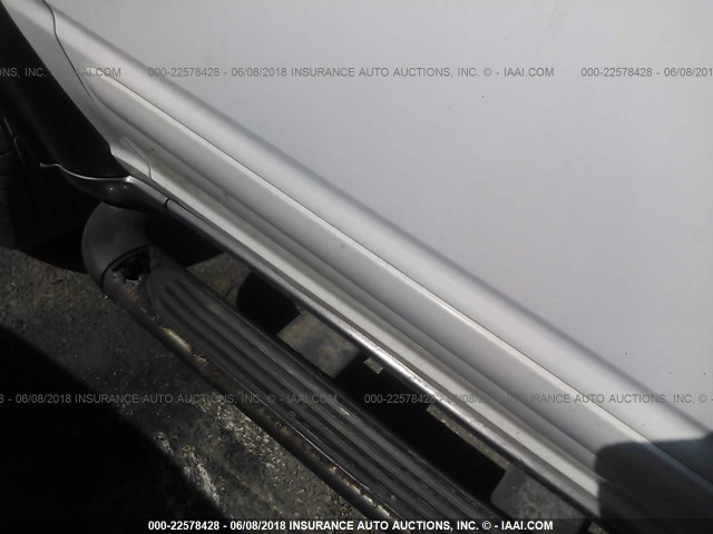 1FMZU83P0YZB77766 - 2000 FORD EXPLORER XLT WHITE photo 6