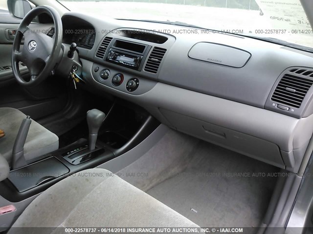 JTDBE32K030219622 - 2003 TOYOTA CAMRY LE/XLE Մոխրագույն լուսանկար 5