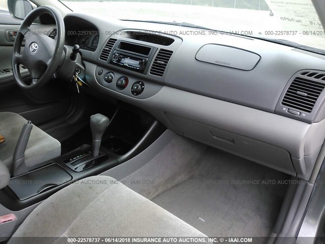 JTDBE32K030219622 - 2003 TOYOTA CAMRY LE/XLE GRAY photo 5