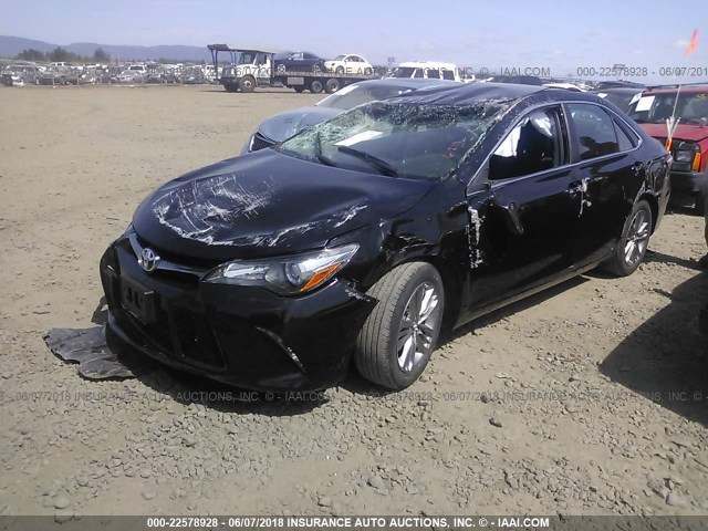 4T1BF1FKXFU065764 - 2015 TOYOTA CAMRY LE/XLE/SE/XSE BLACK photo 2