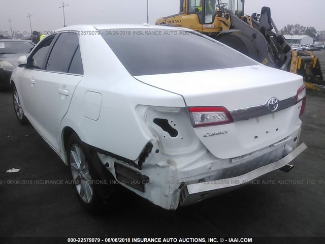 4T1BF1FK0EU819818 - 2014 TOYOTA CAMRY L/SE/LE/XLE თეთრი ფოტო 3